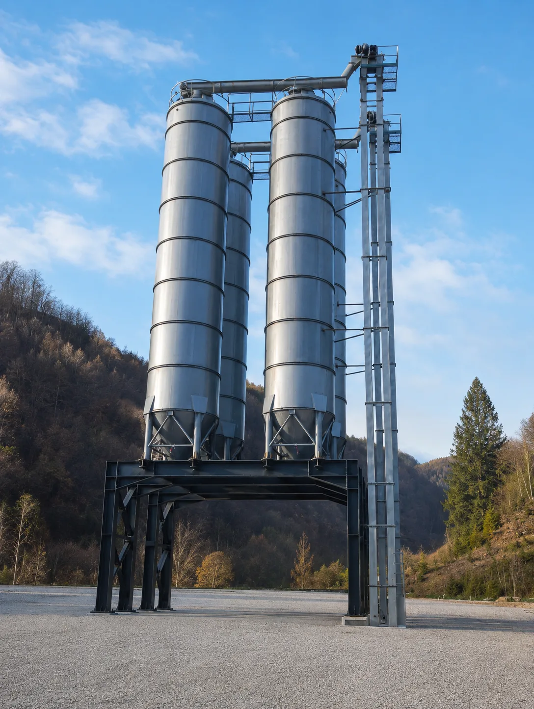 Baterie de silozuri metalice pe structură înălțată, cu elevator cu cupe, fabricată de Altebo